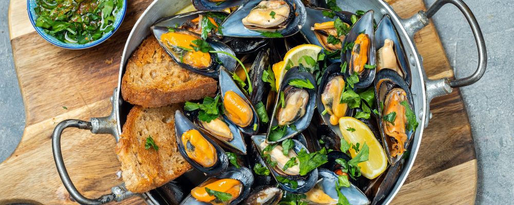 Bowl of muscles and toast
